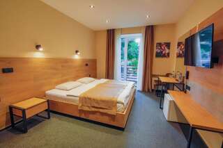 Отель Sport Hotel Черкассы Двухместный номер Делюкс с 1 кроватью или 2 отдельными кроватями и балконом-9