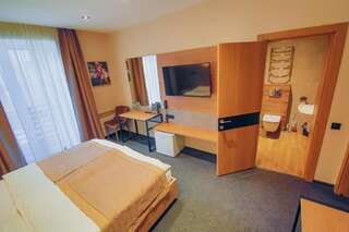Отель Sport Hotel Черкассы Двухместный номер Делюкс с 1 кроватью или 2 отдельными кроватями и балконом-10